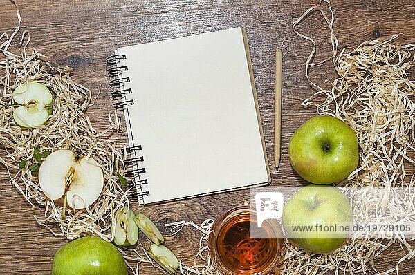 Blanko Spirale Notizblock Bleistift grüner Apfel mit Apfelessig hölzernen Schreibtisch