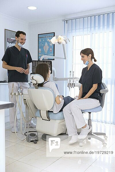 Lächelnder Patient Zahnarzt s Zahnklinik