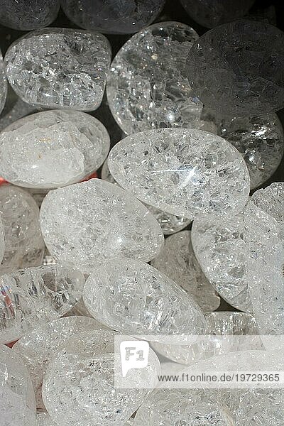 Kristallisierter Quarz (Bergkristall) Edelstein als natürliches Mineral Gestein Probe