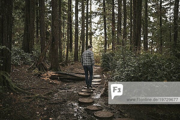 Mann geht im Wald spazieren