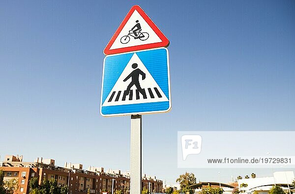 Dreieckiges Fahrradwarnschild quadratischer Fußgängerüberweg Straßenschild Stadt