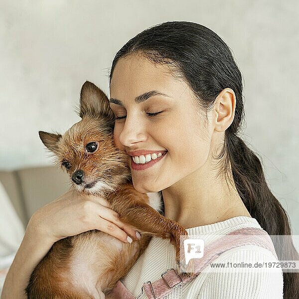 Close up smiley Mädchen umarmt Haustier