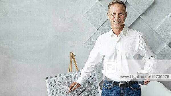 Mann zeigt Architekturpläne mit Kopierraum