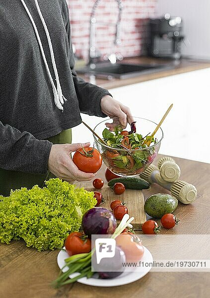 Close up Hand hält Schüssel mit leckerem Salat