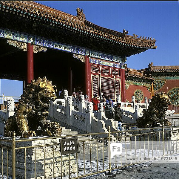 China  Peking: Kaiserpalast (Gugong) im Schnee  vergoldeter Bronzelöwe vor dem Tor der himmlischen Reinheit  Asien