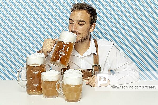 Vorderansicht Mann trinkt blondes Bier
