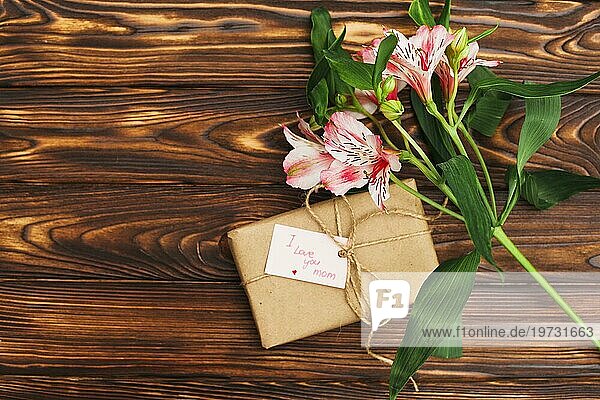 Ich liebe dich Mama Inschrift mit Geschenk Blumen