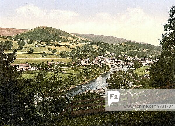 Llangollen  ein Marktflecken und eine Community in der Grafschaft Denbighshire im Nordosten von Wales  1880  Historisch  digital verbesserte Reproduktion eines Photochromdruck der damaligen Zeit
