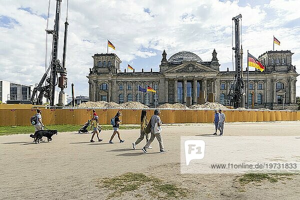 Baustelle Reichstagsgebäude  Kabelarbeiten  bevor 2025 der Bau eines Sicherheitsgrabens beginnt  Berlin  Deutschland  Europa