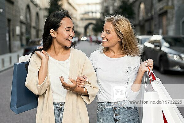Zwei Frauen gehen in der Stadt auf Einkaufstour