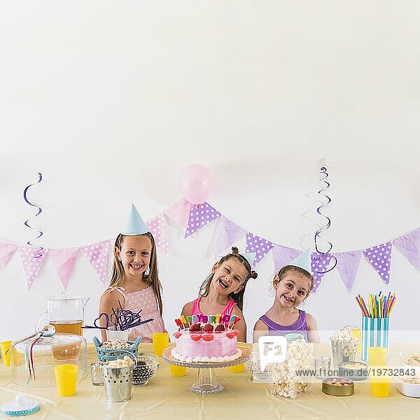 Glückliche Freunde genießen Geburtstagsparty mit leckeren Snack Kuchen Tisch