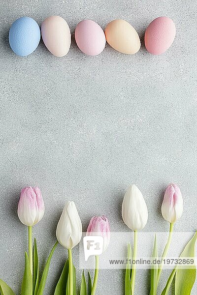 Flachlegen bunte Ostereier atemberaubende Tulpen