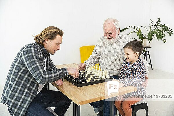 Mehrgenerationen Männer spielen Schach