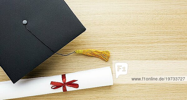 Akademikerkappe in der Draufsicht mit Kopierfeld für das Diplom