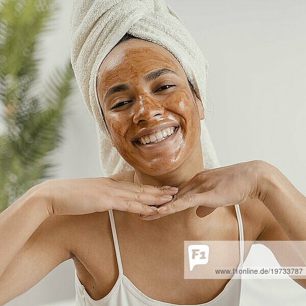 Glückliche Frau mit natürlicher Gesichtsmaske 2
