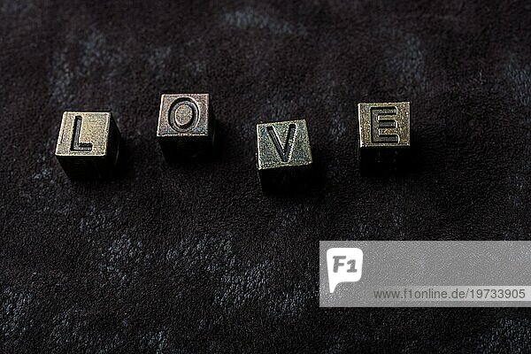 Das Wort Liebe mit Grunge Metall Buchstaben Liebe Konzept