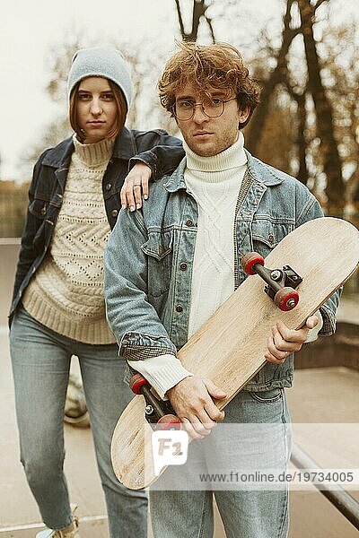 Mann Frau verbringen Zeit zusammen im Freien mit Skateboards