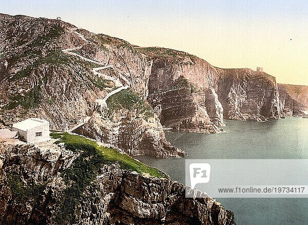 Cliffs von Holyhead  Caergyb  eine kleine Stadt und Community in der britischen Grafschaft Anglesey vor der walisischen Küste  1880  Wales  Historisch  digital verbesserte Reproduktion eines Photochromdruck der damaligen Zeit
