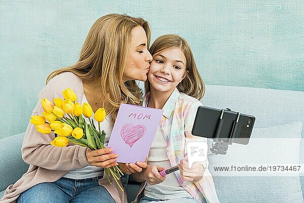 Mutter mit Geschenken küssen Tochter nehmen selfie