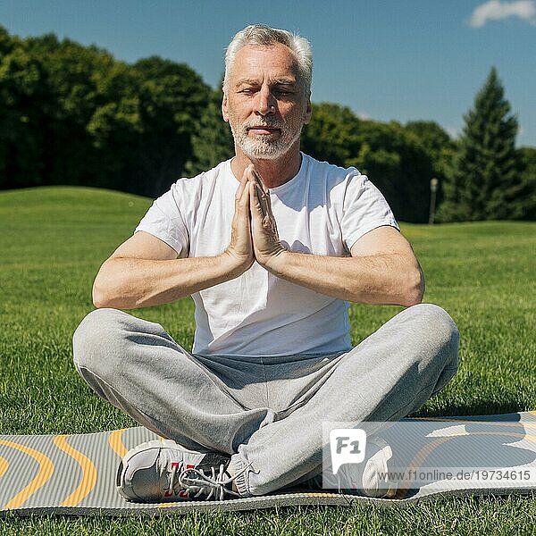 Vollbild alter Mann meditiert im Freien