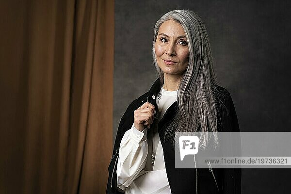Schöne ältere Frau Porträt trägt schwarze Jacke 2