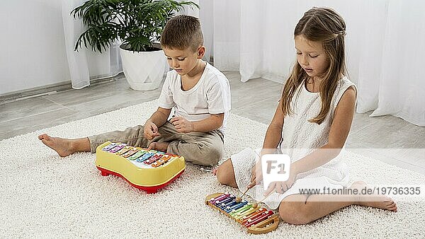 Kinder spielen musikalisches Spiel zu Hause