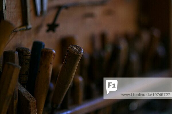 Werkzeugsatz eines erfahrenen Geigenbauers in einer Werkstatt in Cremona  selektiver Fokus  Bokeh