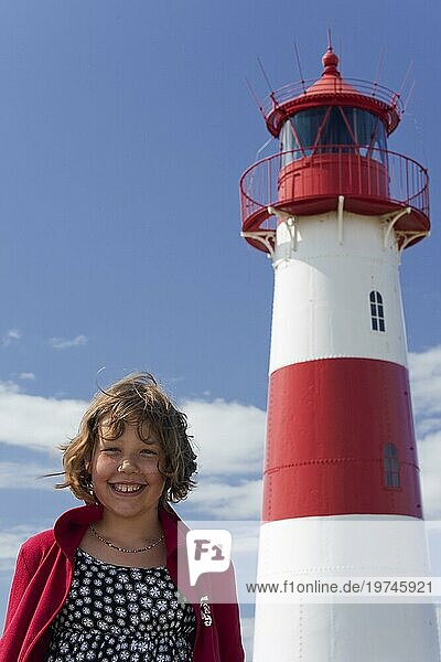 Mädchen vor einem Leuchtturm  Jung  lachend  Lachen  Freude  Urlaub  Reise  Sylt  Nordsee  Deutschland  Europa