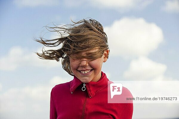 Portrait von einem jungen Mädchen im Wind  windig  Haare  Herbst  Freude  Zufriedenheit  lachen  lachend  jung  Sommer  Spaß  Deutschland  Europa