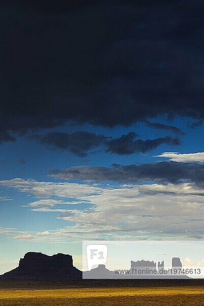 Silhouette vom Monument Valley  Wolkenhimmel  Wolke  Himmel  Western  Westen  Utah  USA  Nordamerika