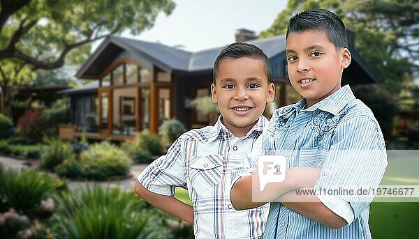 Zwei junge hispanische Brüder stehen zusammen vor ihrem Haus