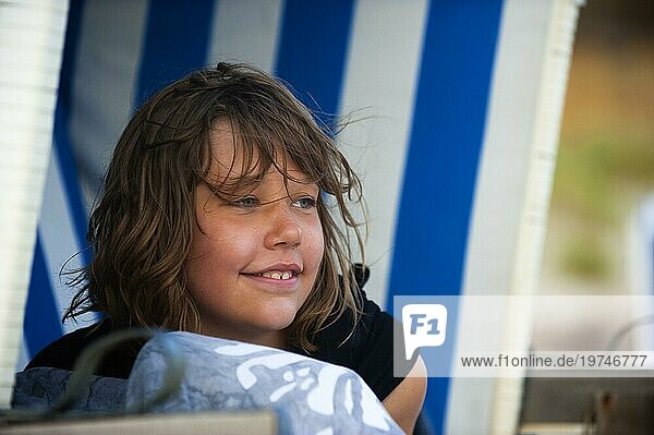 Portrait von einem jungen Mädchen im Strandkorb  Freude  Zufriedenheit  lachen  lachend  jung  Sommer  Wind  Deutschland  Europa