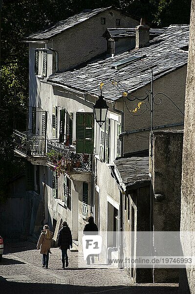 Gasse mit Fußgängern  Touristen in der Altstadt von Sion  Wallis  Schweiz  Europa