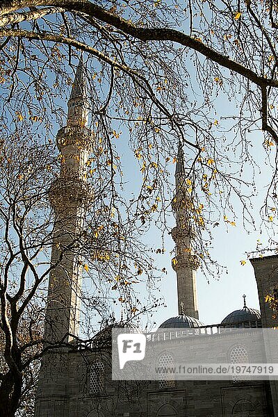 Minarett aus Stein in osmanischer Zeit Moscheen in Sicht