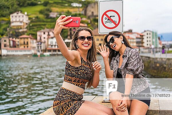 Freunde  die Spaß daran haben  ein Selfie neben einem Verbotsschild in einer Promenade zu machen