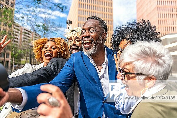 Seitenansicht Porträt eines glücklichen reifen afrikanischen Geschäftsmann ein Selfie mit Kollegen im Freien nehmen