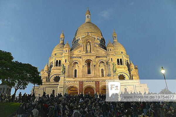 Basilika Sacré-C?ur auf dem Hügel von Montmartre in der Dämmerung  Paris  Frankreich  Europa