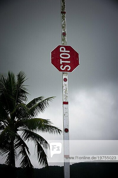 Schranke mit Stop-Schild  Zeichen  Ende  Vorbei  geschlossen  Halt  Verkehr  Verkehrszeichen  Verbot  Gesetz