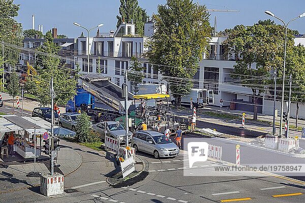 Asphaltiermaschine  Asphaltfertiger  Straßebauarbeiten und Neubau einer Ampelanlage  Harlaching  München  Oberbayern  Bayern  Deutschland  Europa