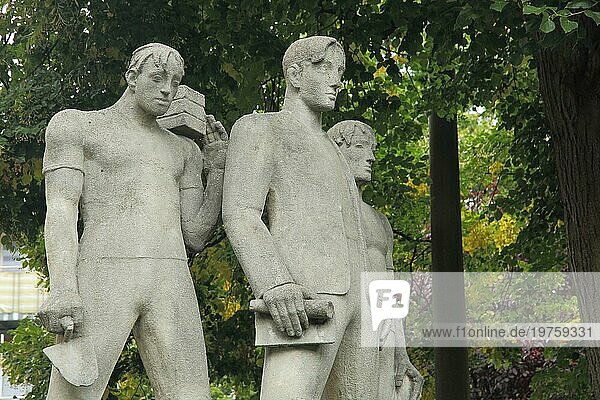 Skulptur Bauarbeiterdenkmal von Carl Wilhelm Bierbrauer 1924  Figuren  drei  Kelle  Arbeiter  Maurer  Bauarbeiter  Ziegelsteine  tragen  Rheingauviertel  Wiesbaden  Taunus  Hessen  Deutschland  Europa