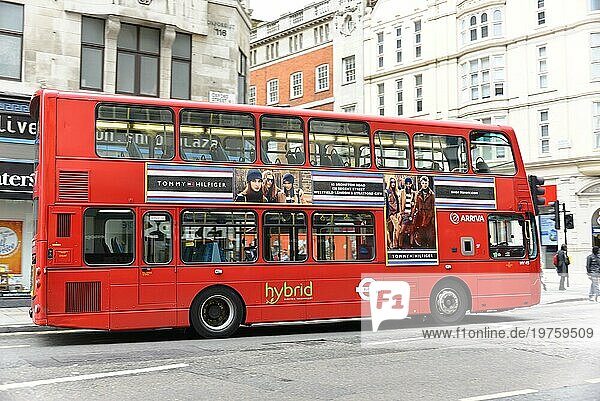 Doppeldeckerbus mit Werbung  Hybrid  London  London  Region London  England  Großbritannien  Europa