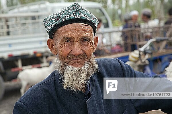 Porträt eines bärtigen Mannes vom Stamm der Uiguren in Kashgar  Kashi  der eine Doppa trägt  Xinjiang  China  Asien