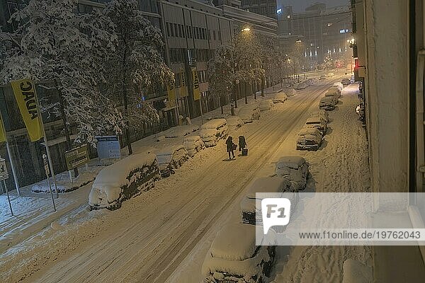 Passanten benutzen die Strasse nach Wintereinbtuch  München