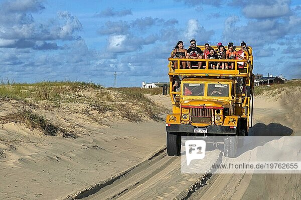Gelber Geländewagen  der Touristen zu den Sanddünen und zum Strand des Nationalparks Cabo Polonio transportiert  Departement Rocha  Uruguay  Südamerika