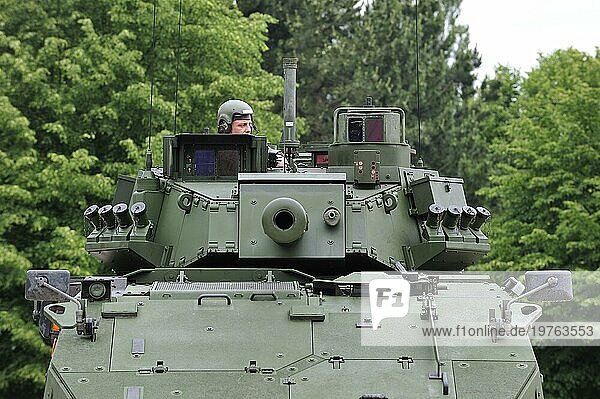 Kommandant im Turm des gepanzerten Kampffahrzeugs MOWAG Piranha IIIC der belgischen Armee  Belgien  Europa