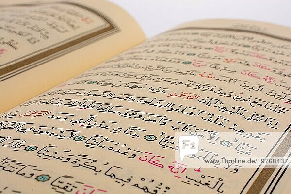 Der Heilige Koran auf weißem Hintergrund