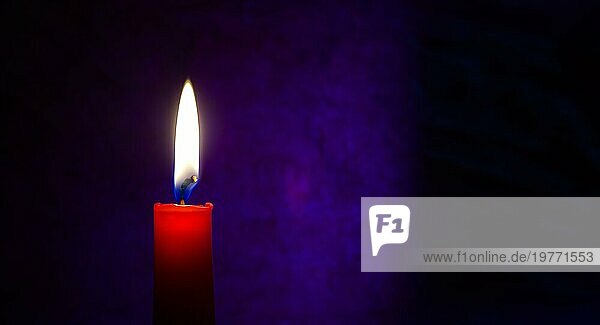 Einzelne rote Kerze brennt allein in der dunkelblauen Hintergrund. Konzeptuelles Bild von Frieden  Liebe  Hoffnung oder Geduld in einem Panoramabanner mit freiem Kopierraum