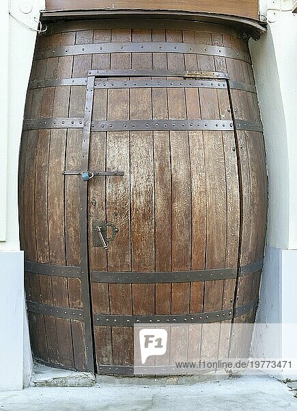Tür aus Holzfass. Tür in der Form des Weinfasses
