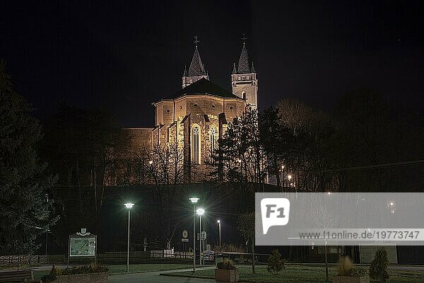 Basilika Minor des Heiligen Benedikt bei Nacht. Hronsky Benadik. Slowakei