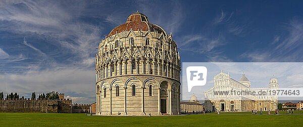 View of Baptistery of San Giovanni  Pisa Cathedral and Leaning Tower of Pisa  UNESCO World Heritage Site  Pisa  Province of Pisa  Tuscany  Italy  Europe